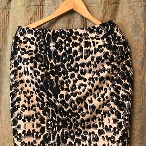 Pencil skirt with animal print. Black/white size 8